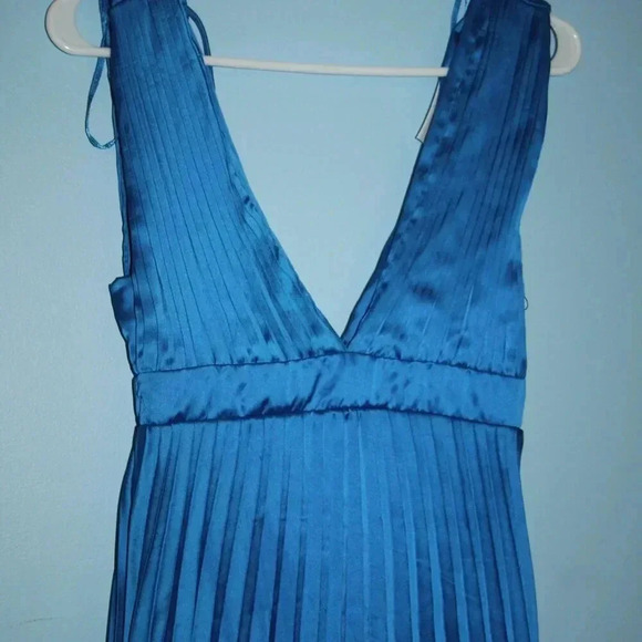NWOT Sincerely Jules Pleated Blue Silky Satin Backless Deep V Neck Mini Dress S - Picture 3 of 13
